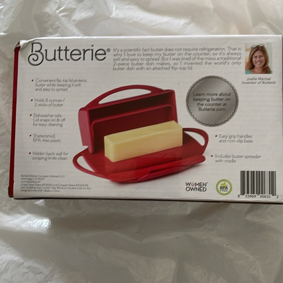 Butterie Convenient Flip-Top Lid Matching Spreader Included
Butter Dish - Picture 3 of 7